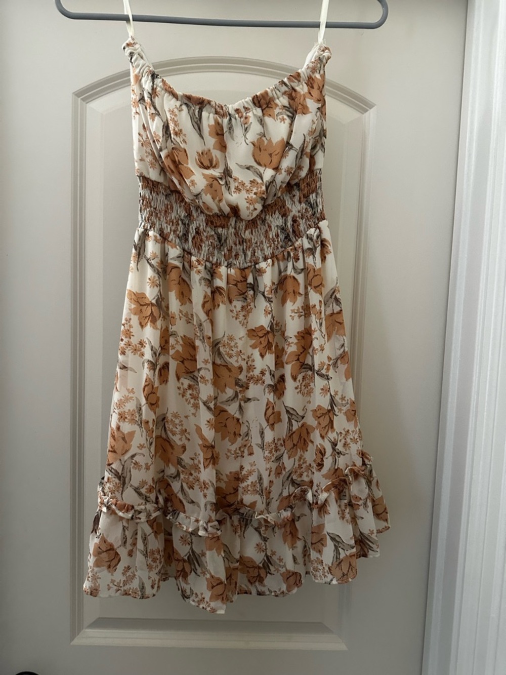 Flowy sundress w/ stretchy waistband and ruffled bottom. Perfect colors for Fall